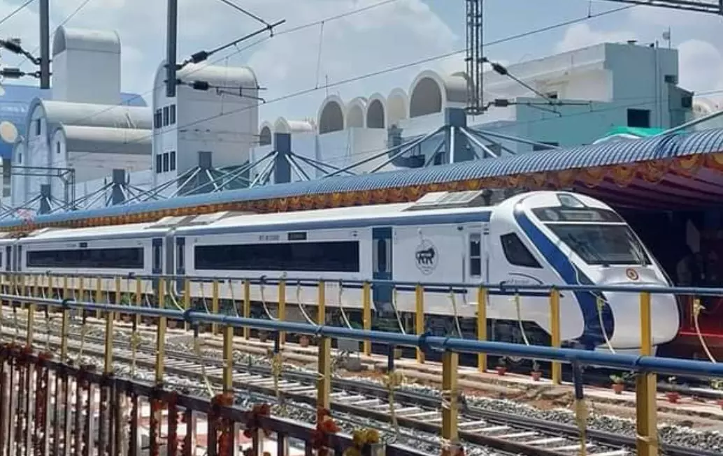 Rewa: वंदे भारत एक्सप्रेस ट्रेन का रिपेयर और मेकओवर पूरा हुआ Rewa: वंदे भारत एक्सप्रेस ट्रेन का रिपेयर और मेकओवर पूरा हुआ