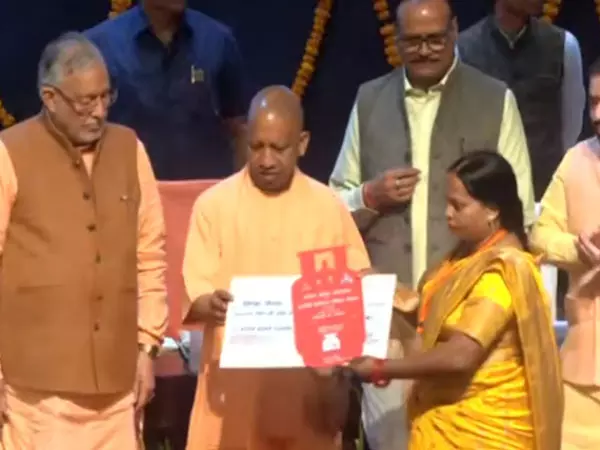 CM योगी ने उज्ज्वला योजना के तहत 1,890 करोड़ रुपये की गैस सब्सिडी वितरित की CM योगी ने उज्ज्वला योजना के तहत 1,890 करोड़ रुपये की गैस सब्सिडी वितरित की