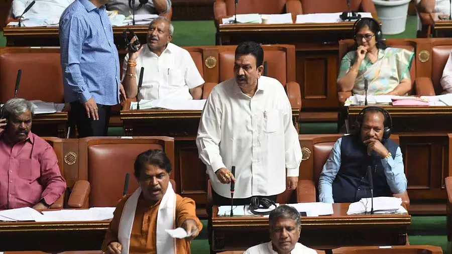 Karnataka विधानसभा में गारंटी पैनल प्रमुखों के लिए ‘करदाताओं’ के पैसे को लेकर हंगामा Karnataka विधानसभा में गारंटी पैनल प्रमुखों के लिए ‘करदाताओं’ के पैसे को लेकर हंगामा