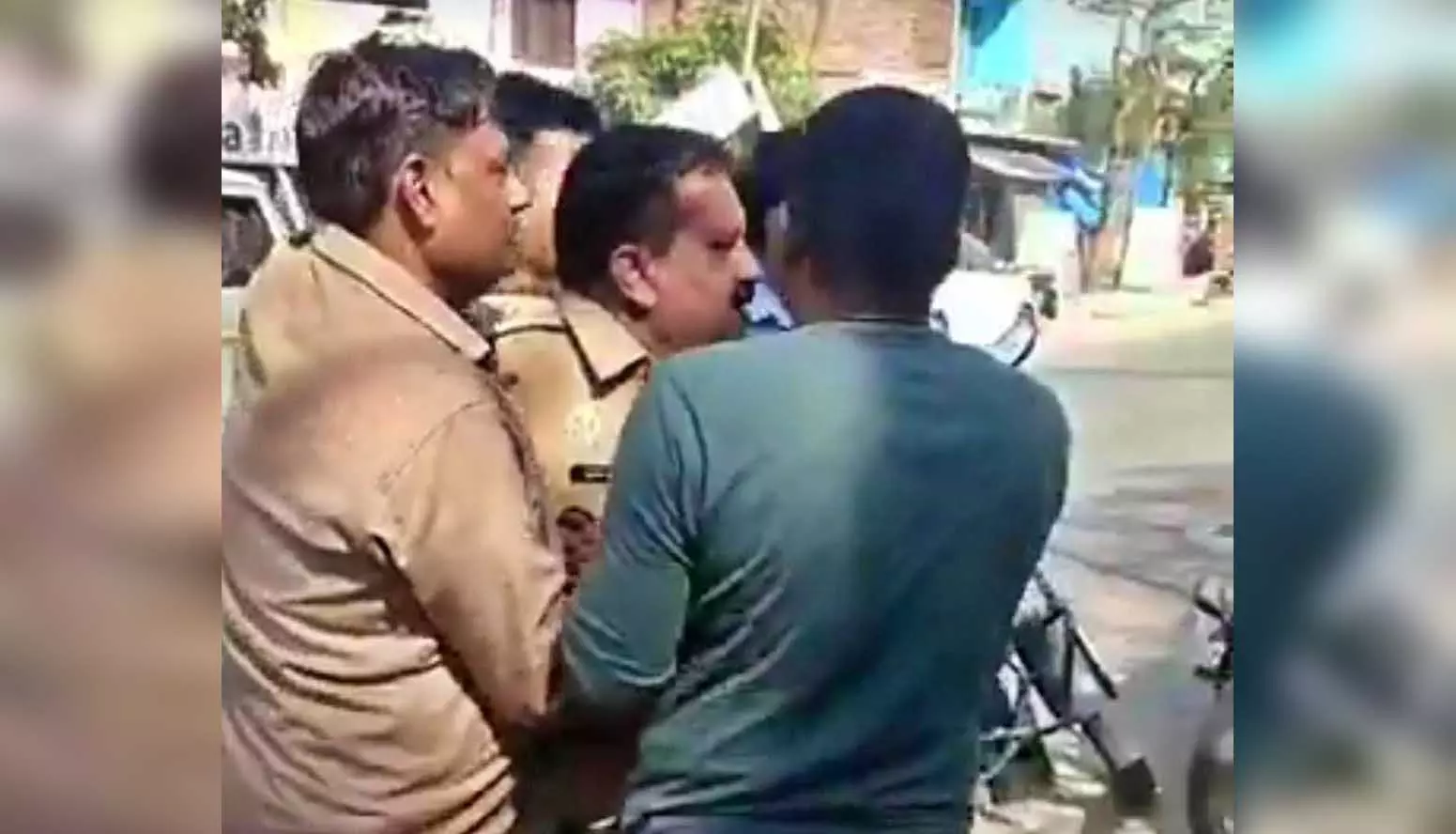 अभी तो हुआ था प्रमोशन...एंटी करप्शन की टीम ने दारोगा को रिश्वत लेते रंगे हाथों पकड़ा, सामने आया वीडियो अभी तो हुआ था प्रमोशन...एंटी करप्शन की टीम ने दारोगा को रिश्वत लेते रंगे हाथों पकड़ा, सामने आया वीडियो