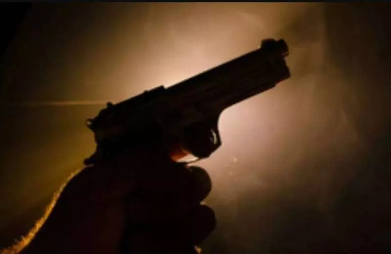 NCR Ghaziabad: निगम की टीम के सामने विवाद में दो पक्षों में हवाई फायरिंग हुई NCR Ghaziabad: निगम की टीम के सामने विवाद में दो पक्षों में हवाई फायरिंग हुई