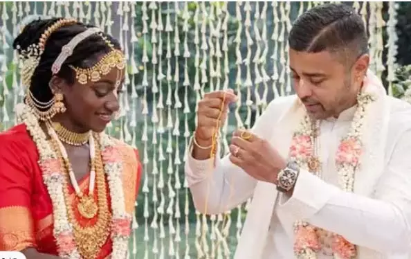 Unique Wedding : काली महिला ने लाल बनारसी साड़ी में अपनाई हिंदू शादी की परंपराएं Unique Wedding : काली महिला ने लाल बनारसी साड़ी में अपनाई हिंदू शादी की परंपराएं