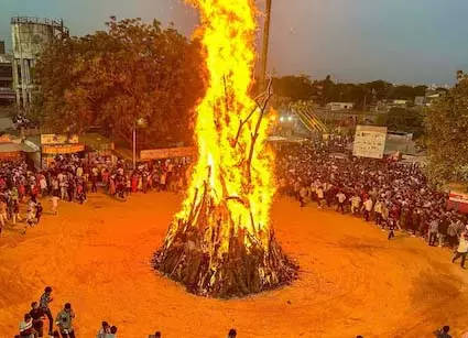 Holika Dahan 2025 : जानें होलिका दहन का शुभ मुहूर्त, विधि और महत्व Holika Dahan 2025 : जानें होलिका दहन का शुभ मुहूर्त, विधि और महत्व
