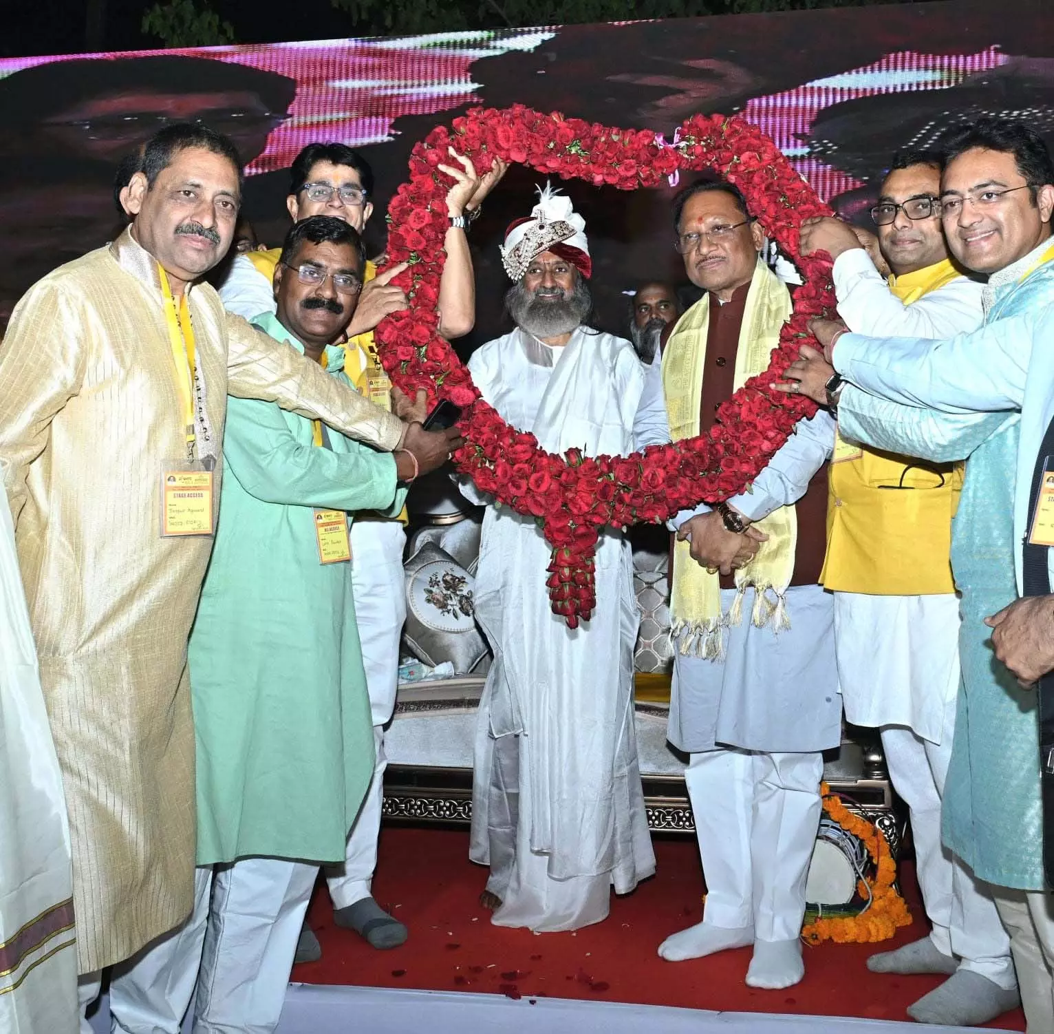 श्रीश्री रविशंकर ने मुख्यमंत्री की तारीफ की श्रीश्री रविशंकर ने मुख्यमंत्री की तारीफ की