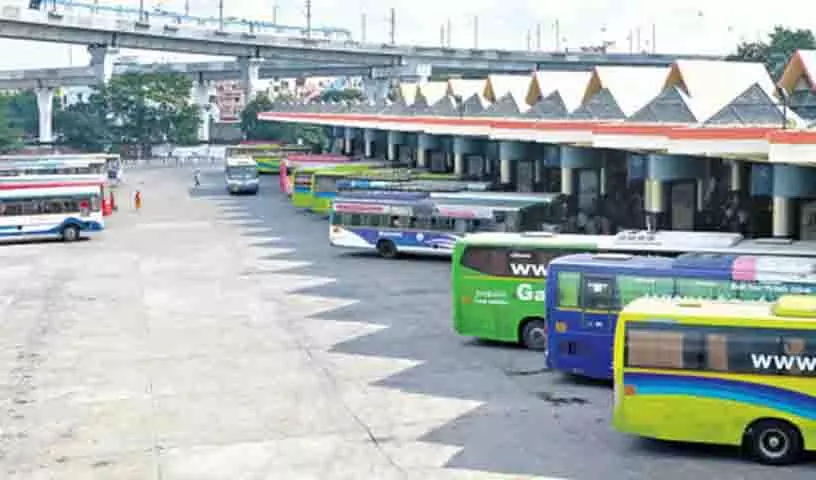 निलंबित TGSRTC बस कंडक्टरों ने राज्य सरकार से अपनी सेवाएं बहाल करने की मांग की निलंबित TGSRTC बस कंडक्टरों ने राज्य सरकार से अपनी सेवाएं बहाल करने की मांग की