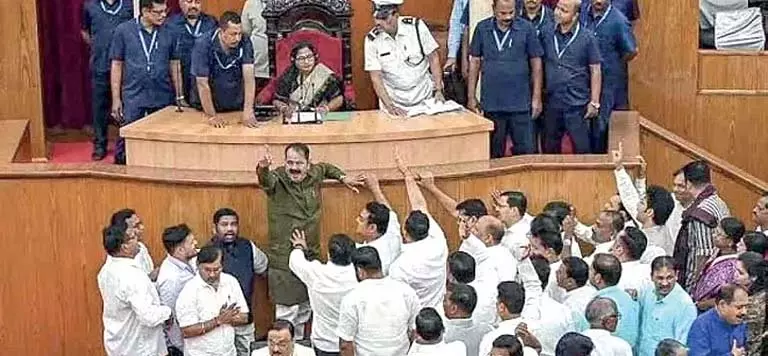 Odisha विधानसभा में हाथापाई के बाद कांग्रेस विधायक बहिनीपति को स्पीकर ने निलंबित कर दिया Odisha विधानसभा में हाथापाई के बाद कांग्रेस विधायक बहिनीपति को स्पीकर ने निलंबित कर दिया