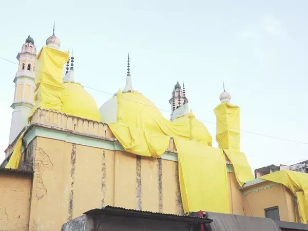 Shahjahanpur में लाट साहब होली समारोह से पहले मस्जिदों को तिरपाल से ढक दिया गया Shahjahanpur में लाट साहब होली समारोह से पहले मस्जिदों को तिरपाल से ढक दिया गया