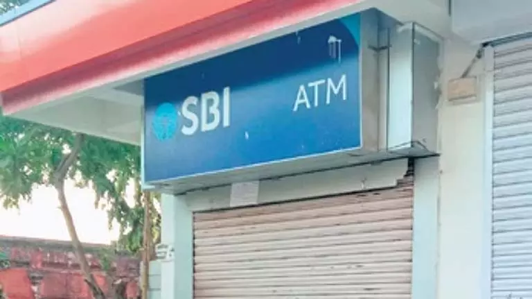 ओडिशा के चौधरी बाजार में SBI के बंद पड़े ATM से ग्राहक परेशान ओडिशा के चौधरी बाजार में SBI के बंद पड़े ATM से ग्राहक परेशान