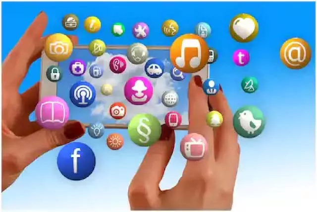 Social media : क्या सोशल मीडिया पर दिखावा बन सकता है जानलेवा? Social media : क्या सोशल मीडिया पर दिखावा बन सकता है जानलेवा?