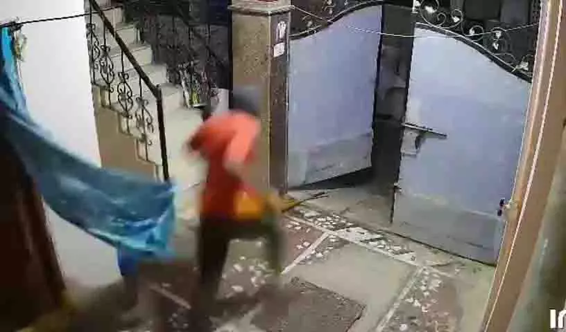 हैदराबाद के KPHB में चेन स्नैचर ने बुजुर्ग महिला को निशाना बनाया हैदराबाद के KPHB में चेन स्नैचर ने बुजुर्ग महिला को निशाना बनाया