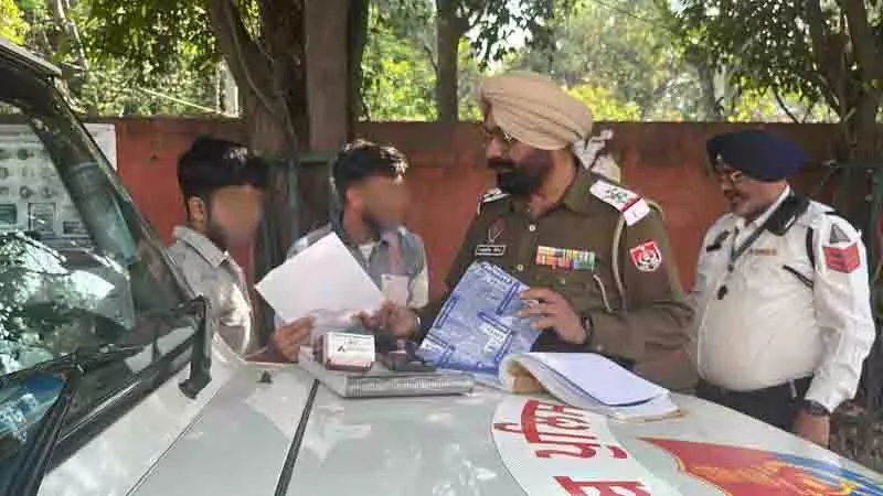 Jalandhar: शहर में छेड़छाड़ और यातायात उल्लंघन पर कार्रवाई Jalandhar: शहर में छेड़छाड़ और यातायात उल्लंघन पर कार्रवाई