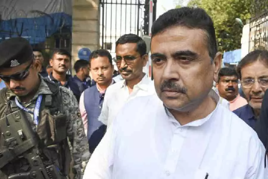 Biman Banerjee और विपक्ष के नेता सुवेंदु अधिकारी के बीच कागज़ पर नोकझोंक Biman Banerjee और विपक्ष के नेता सुवेंदु अधिकारी के बीच कागज़ पर नोकझोंक