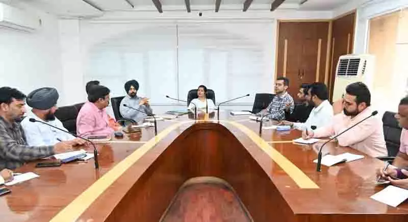 महापौर ने स्वास्थ्य, NHAI अधिकारियों से कहा महापौर ने स्वास्थ्य, NHAI अधिकारियों से कहा