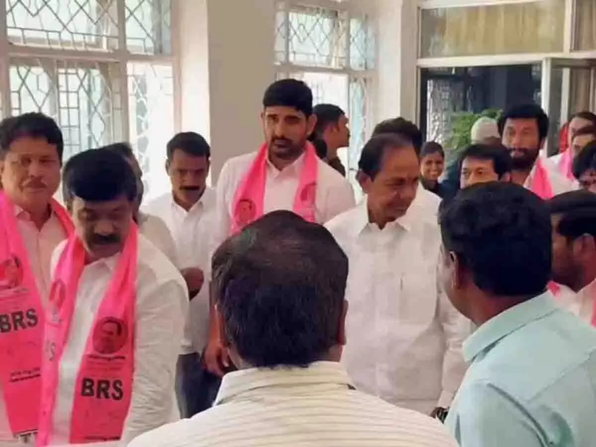 महीनों बाद विधानसभा पहुंचे KCR का गर्मजोशी से स्वागत महीनों बाद विधानसभा पहुंचे KCR का गर्मजोशी से स्वागत