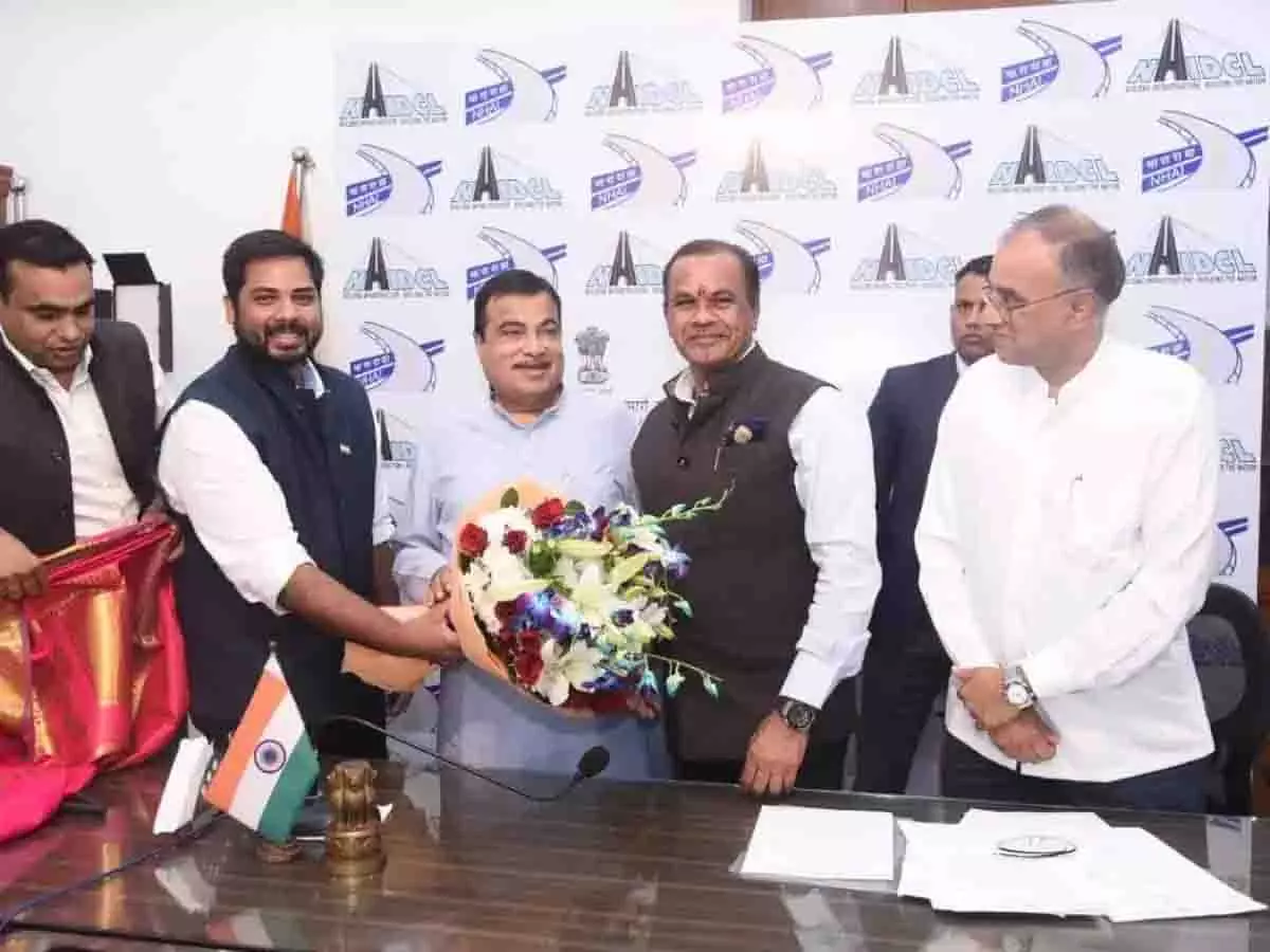 गडकरी ने RRR परियोजना से संबंधित लंबित मुद्दों को हल करने का आश्वासन दिया गडकरी ने RRR परियोजना से संबंधित लंबित मुद्दों को हल करने का आश्वासन दिया