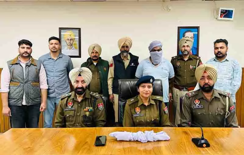 Tarn Taran में अंधे कत्ल का मामला कुछ ही घंटों में सुलझाने का दावा किया Tarn Taran में अंधे कत्ल का मामला कुछ ही घंटों में सुलझाने का दावा किया