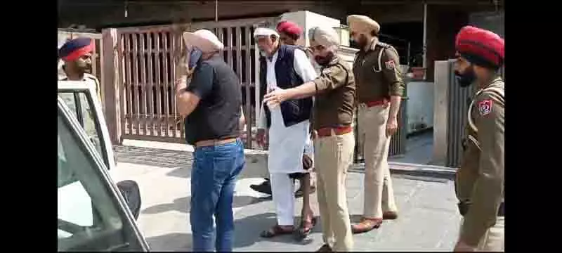 Mohali पुलिस ने म्यूजिक प्रोड्यूसर पिंकी धालीवाल के सेक्टर 71 स्थित घर की तलाशी ली Mohali पुलिस ने म्यूजिक प्रोड्यूसर पिंकी धालीवाल के सेक्टर 71 स्थित घर की तलाशी ली