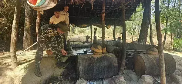 Saraikela: नीमडीह में अवैध शराब भट्ठी ध्वस्त, 400 किलो जवा महुआ नष्ट Saraikela: नीमडीह में अवैध शराब भट्ठी ध्वस्त, 400 किलो जवा महुआ नष्ट