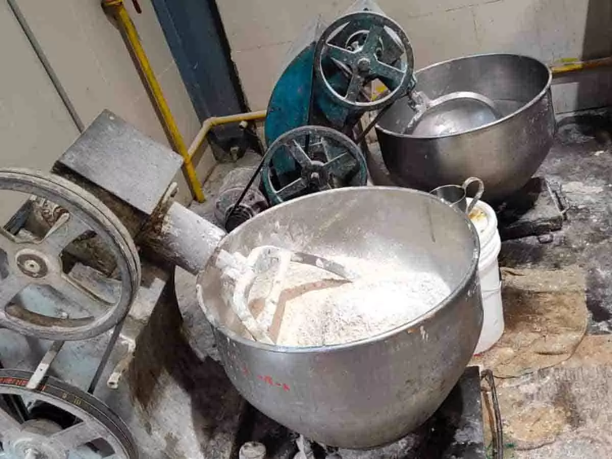 Narayan एजुकेशनल सोसाइटी की रसोई में चूहे का मल मिला Narayan एजुकेशनल सोसाइटी की रसोई में चूहे का मल मिला