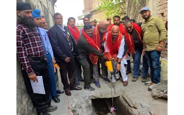Jammu: युद्धवीर ने बिक्रम चौक पर नाले के निर्माण कार्य का शुभारंभ किया Jammu: युद्धवीर ने बिक्रम चौक पर नाले के निर्माण कार्य का शुभारंभ किया
