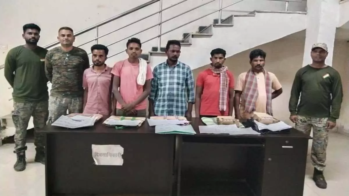 BREAKING: एक लाख के इनामी नक्सली सहित 5 गिरफ्तार BREAKING: एक लाख के इनामी नक्सली सहित 5 गिरफ्तार