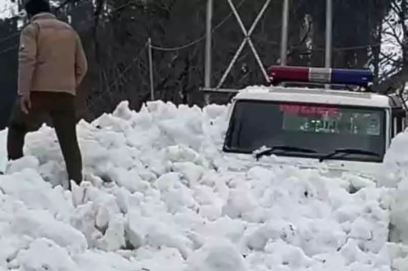 Leh राजमार्ग से बर्फ हटा रहे पुलिसकर्मी हिमस्खलन से बचे Leh राजमार्ग से बर्फ हटा रहे पुलिसकर्मी हिमस्खलन से बचे