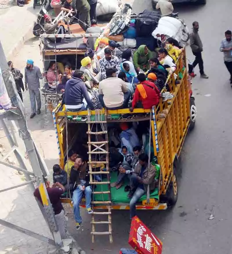 Amritsar में नियमों का उल्लंघन कर श्रद्धालुओं को ले जा रहे भारी वाहन, जान जोखिम में Amritsar में नियमों का उल्लंघन कर श्रद्धालुओं को ले जा रहे भारी वाहन, जान जोखिम में