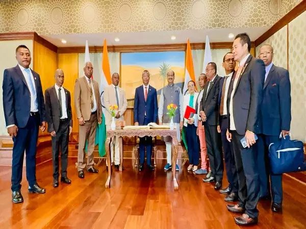 Madagascar के संसदीय प्रतिनिधिमंडल ने लोकसभा अध्यक्ष से की मुलाकात Madagascar के संसदीय प्रतिनिधिमंडल ने लोकसभा अध्यक्ष से की मुलाकात