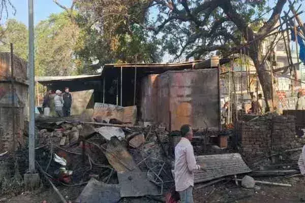 Giridih: डुमरी वनांचल चौक पर 2 गुमटियों में लगी आग, सामान जल कर राख Giridih: डुमरी वनांचल चौक पर 2 गुमटियों में लगी आग, सामान जल कर राख