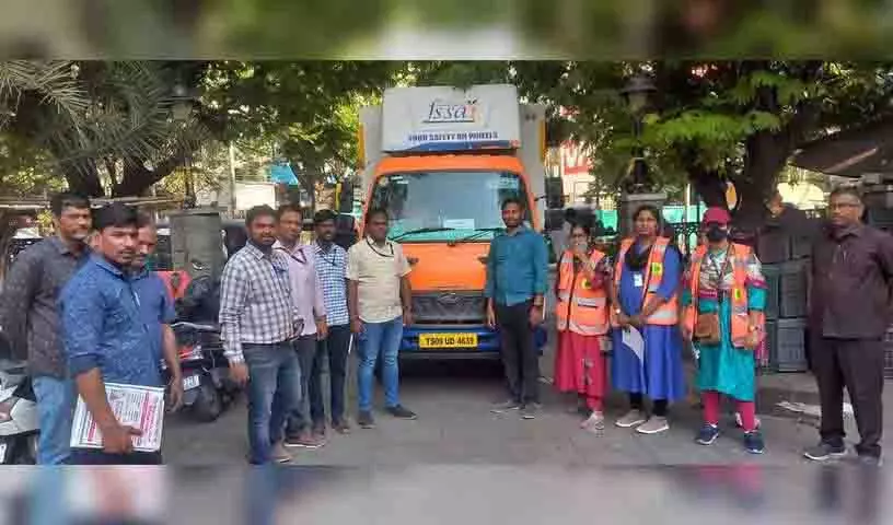 खाद्य सुरक्षा अधिकारियों ने Hyderabad के मोअज्जम जाही मार्केट में विशेष निरीक्षण किया खाद्य सुरक्षा अधिकारियों ने Hyderabad के मोअज्जम जाही मार्केट में विशेष निरीक्षण किया