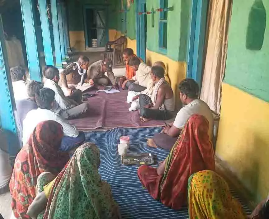 वन समिति प्रतापगढ़ की हुई बैठक में शामिल हुए ग्रामवासी वन अफसरों ने ली राय वन समिति प्रतापगढ़ की हुई बैठक में शामिल हुए ग्रामवासी वन अफसरों ने ली राय