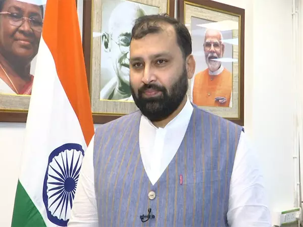 पिछले 11 वर्षों में मोदी सरकार ने खादी कारीगरों के वेतन में ऐतिहासिक वृद्धि की: KVIC अध्यक्ष पिछले 11 वर्षों में मोदी सरकार ने खादी कारीगरों के वेतन में ऐतिहासिक वृद्धि की: KVIC अध्यक्ष