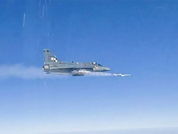 तेजस LCA AF Mk 1 ने ओडिशा तट से दृश्य सीमा से परे हवा से हवा में मार करने वाली मिसाइल का किया परीक्षण तेजस LCA AF Mk 1 ने ओडिशा तट से दृश्य सीमा से परे हवा से हवा में मार करने वाली मिसाइल का किया परीक्षण