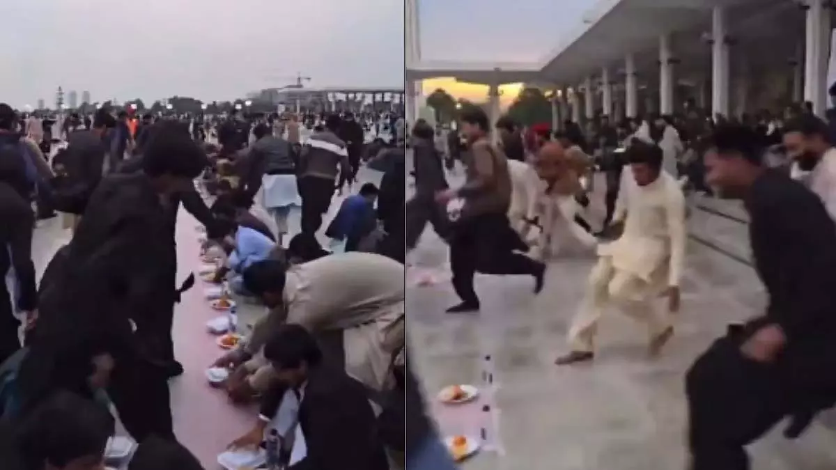 इफ़्तार के दौरान मुफ़्त भोजन पर झपट पड़े सैकड़ों पाकिस्तानी, देखें VIDEO इफ़्तार के दौरान मुफ़्त भोजन पर झपट पड़े सैकड़ों पाकिस्तानी, देखें VIDEO