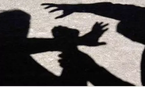 गली में दिखी अनजान महिला, भीड़ ने कर दी पिटाई
