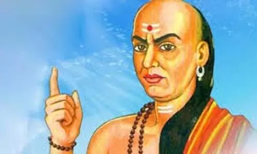 Chanakya Niti: बदनामी या कलंक से बचना है तो कभी न करें इन लोगों की मदद