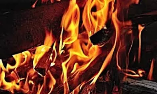 Rajasthan: रजाई के नीचे बीड़ी पी रही थी महिला, अचानक लगी आग Rajasthan: रजाई के नीचे बीड़ी पी रही थी महिला, अचानक लगी आग
