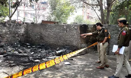 टेंट में आग लगने से तीन मजदूरों सहित भाइयों की जलकर मौत टेंट में आग लगने से तीन मजदूरों सहित भाइयों की जलकर मौत