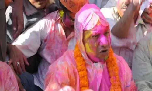 Holi 2025 : गोरखपुर में रंगपर्व की धूम, समरसता के रंग में रंगे सीएम योगी