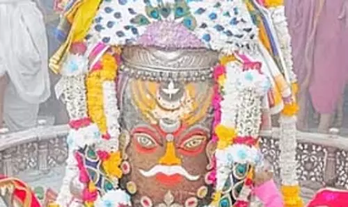 Ujjain : भस्म आरती में मोर पंख से सजे महाकाल, जल्द बदलेगा समय Ujjain : भस्म आरती में मोर पंख से सजे महाकाल, जल्द बदलेगा समय