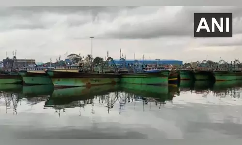 Thoothukudi के लिए ऑरेंज अलर्ट जारी, भारी बारिश से नमक उत्पादन प्रभावित, नावें डॉक पर खड़ी Thoothukudi के लिए ऑरेंज अलर्ट जारी, भारी बारिश से नमक उत्पादन प्रभावित, नावें डॉक पर खड़ी