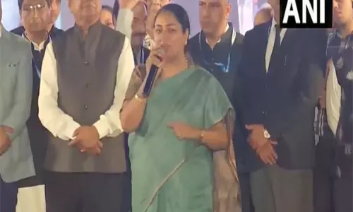 Delhi CM ने होली मिलन समारोह में भाग लिया, यमुना फेरी सेवा की घोषणा की Delhi CM ने होली मिलन समारोह में भाग लिया, यमुना फेरी सेवा की घोषणा की