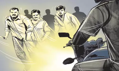 Tamil Nadu: गिरोह ने प्रतिद्वंद्वी की हत्या के लिए देसी बम और कुल्हाड़ी का इस्तेमाल किया