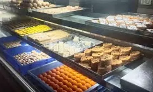 Bihar News: होली के अवसर पर खाद्य सुरक्षा विभाग की टीम ने सैकड़ों मिठाई दुकानों पर की छापेमारी