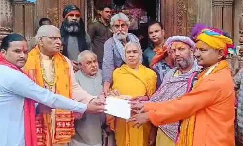 Mathura News : बांके बिहारी मंदिर में मुस्लिम कारीगरों की बनी पोशाकों पर विवाद Mathura News : बांके बिहारी मंदिर में मुस्लिम कारीगरों की बनी पोशाकों पर विवाद