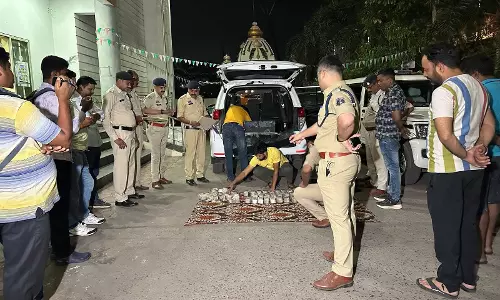Raipur VIDEO, रायपुर पुलिस ने कार से बरामद किया नोटों का जखीरा, आरोपियों को कैश के बारे में नहीं पता