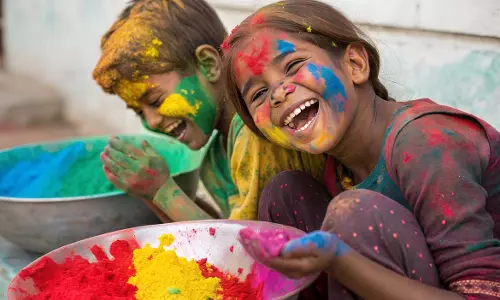 Holi 2025 : रंगों से आंखों को बचाने जानें जरूरी टिप्स Holi 2025 : रंगों से आंखों को बचाने जानें जरूरी टिप्स