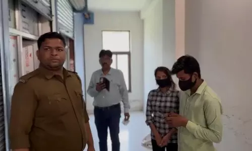 Jaunpur: होटल में छापेमारी में संदिग्ध हालत में पकड़े गए युवक-युवतियां Jaunpur: होटल में छापेमारी में संदिग्ध हालत में पकड़े गए युवक-युवतियां