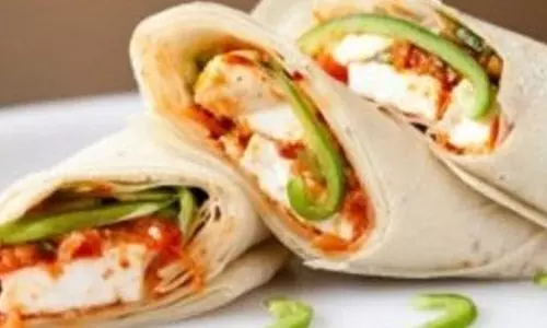 Recipe : घर पर आसानी से बनाएं स्वादिष्ट पनीर टिक्का रोल Recipe : घर पर आसानी से बनाएं स्वादिष्ट पनीर टिक्का रोल
