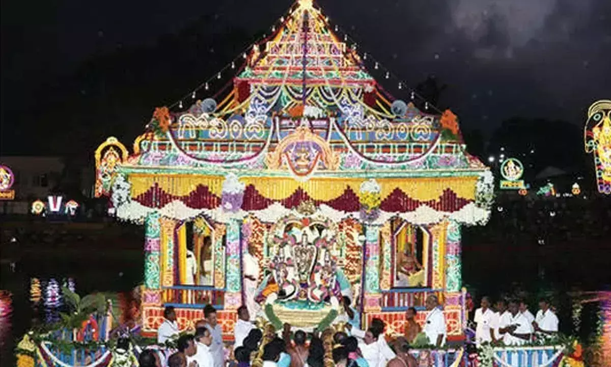 Andhra: भगवान ने तपोत्सव के दौरान भक्तों को दिया आशीर्वाद